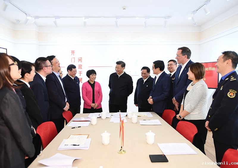 11月2日至3日,中共中央总书记、国家主席、中央军委主席习近平在上海考察。这是2日下午,习近平在长宁区虹桥街道古北市民中心,同正在参加立法意见征询的社区居民代表亲切交流。新华社记者 谢环驰 摄