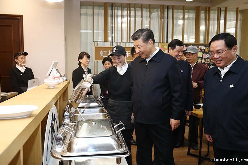 11月2日至3日,中共中央总书记、国家主席、中央军委主席习近平在上海考察。这是2日下午,习近平在长宁区虹桥街道古北市民中心老年助餐点考察,了解社区养老等便民服务情况。新华社记者 鞠鹏 摄