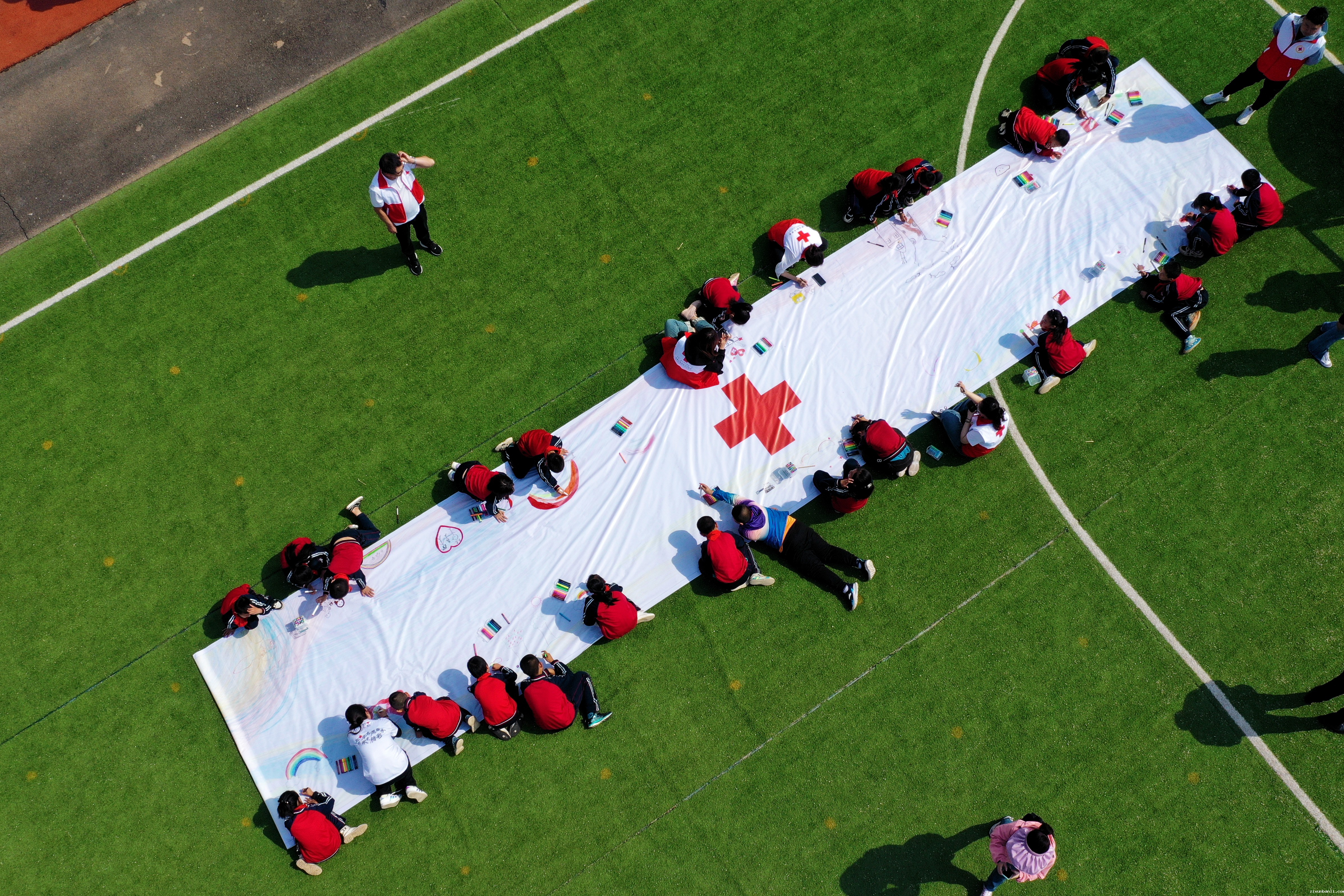 2023年5月10日上午,内蒙古自治区红十字会联合内蒙古日报社全媒体视觉中心来到呼和浩特市和林县盛乐镇新营子小学,举办了“惠民生 暖民心 顺民意 解民忧 办实事”主题实践系列之“红十字送服务到学校”活动。活动通过开展微心愿发放、应急救护培训、音乐美术课、心理团建,儿童自护课堂、“光明行”儿童青少年护眼行动、座谈会等,向该校师生传递了红十字人道文化与“人人学急救、急救为人人”的生命健康理念。.jpg 2023年5月10日上午,内蒙古自治区红十字会联合内蒙古日报社全媒体视觉中心来到呼和浩特市和林县盛乐镇新营子小学,举办了“惠民生 暖民心 顺民意 解民忧 办实事”主题实践系列之“红十字送服务到学校”活动。活动通过开展微心愿发放、应急救护培训、音乐美术课、心理团建,儿童自护课堂、“光明行”儿童青少年护眼行动、座谈会等,向该校师生传递了红十字人道文化与“人人学急救、急救为人人”的生命健康理念。.jpg