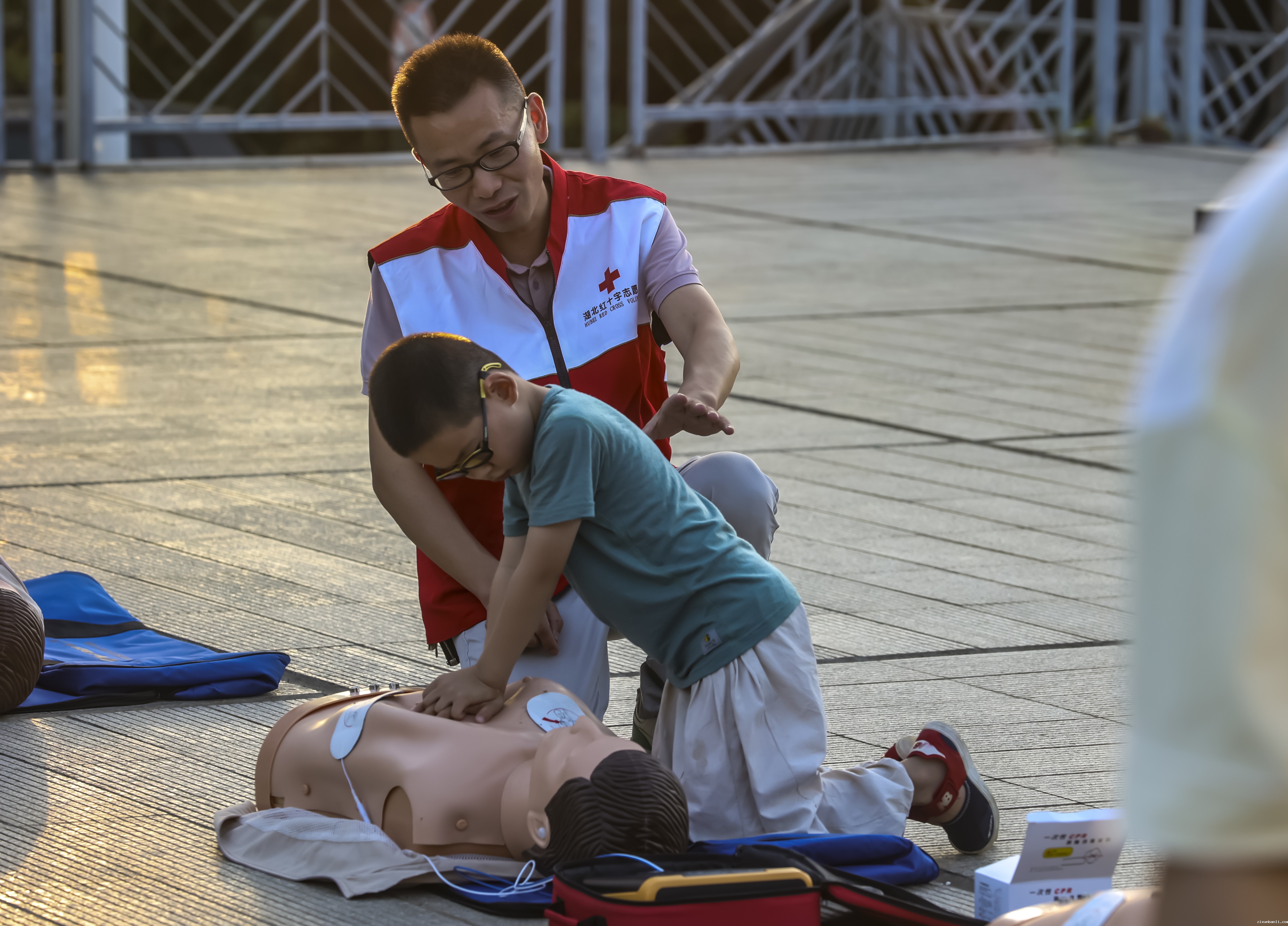 红十字志愿者开展应急救护知识实操路演活动.jpg 红十字志愿者开展应急救护知识实操路演活动.jpg