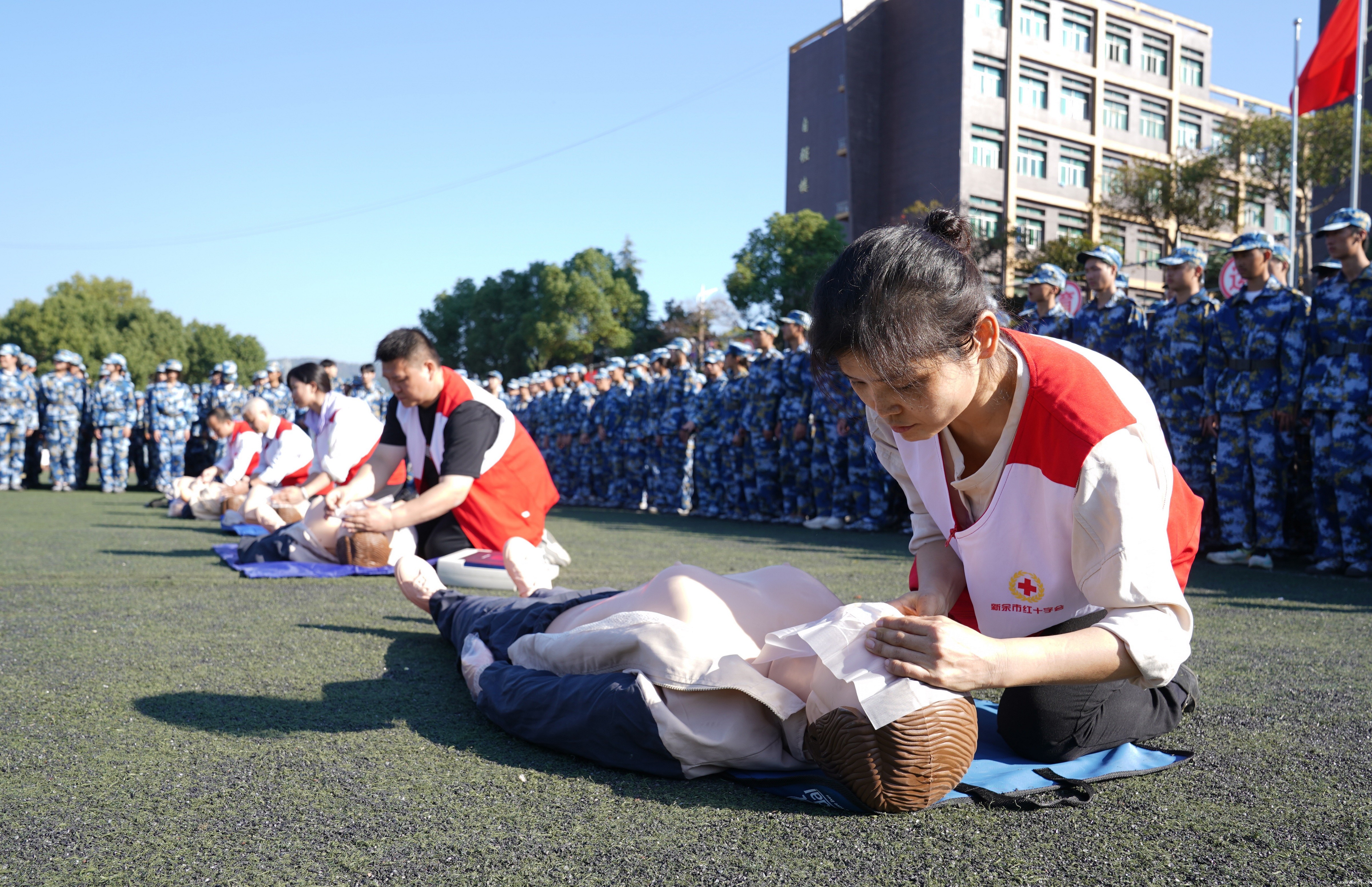 为大学新生开展应急救护培训.jpg 为大学新生开展应急救护培训.jpg