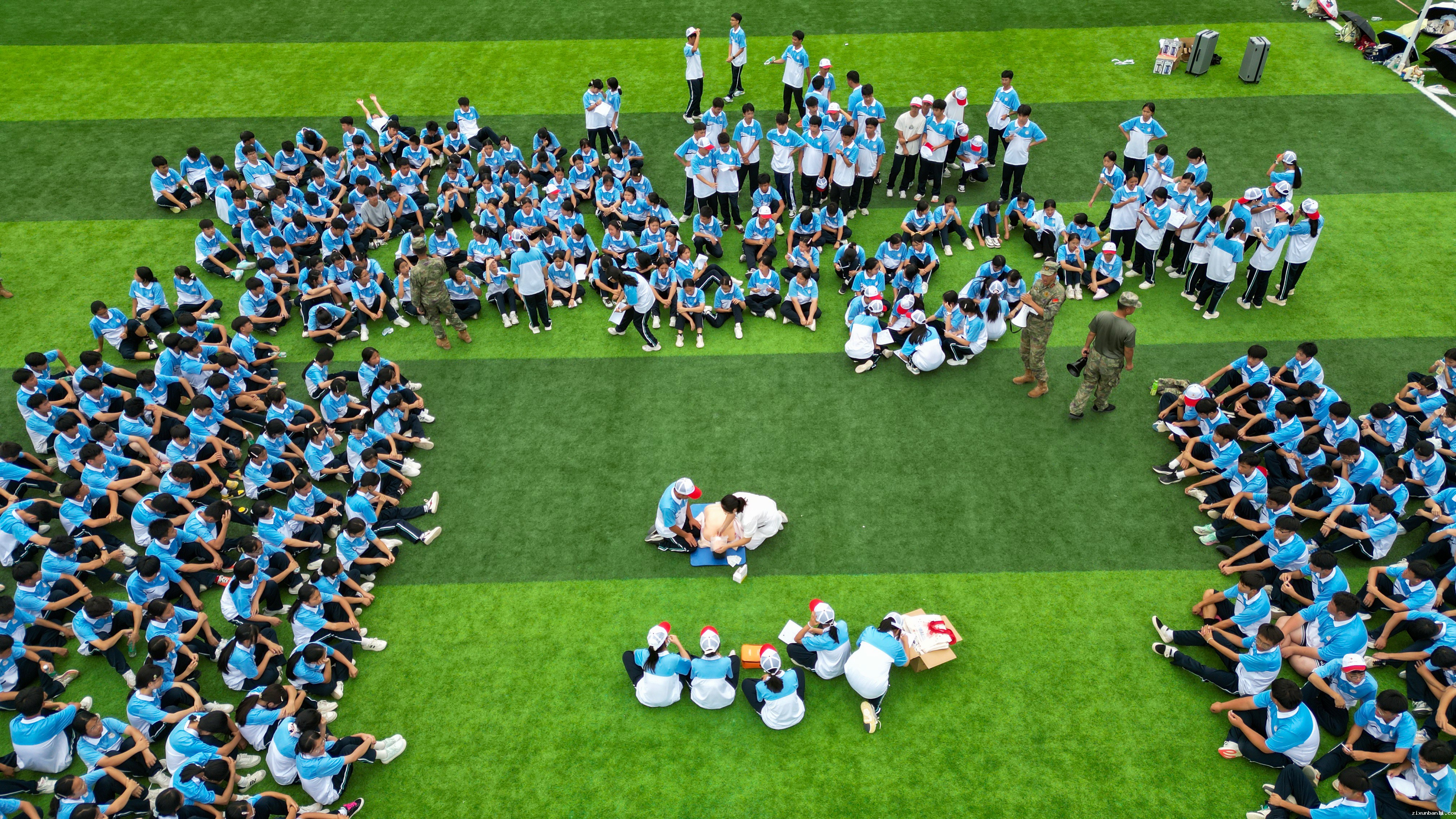 1b1  9月29日，在贵州省从江县第一民族中学，红十字会工作人员现场为学生讲解心肺复苏急救常识。 (3).jpg