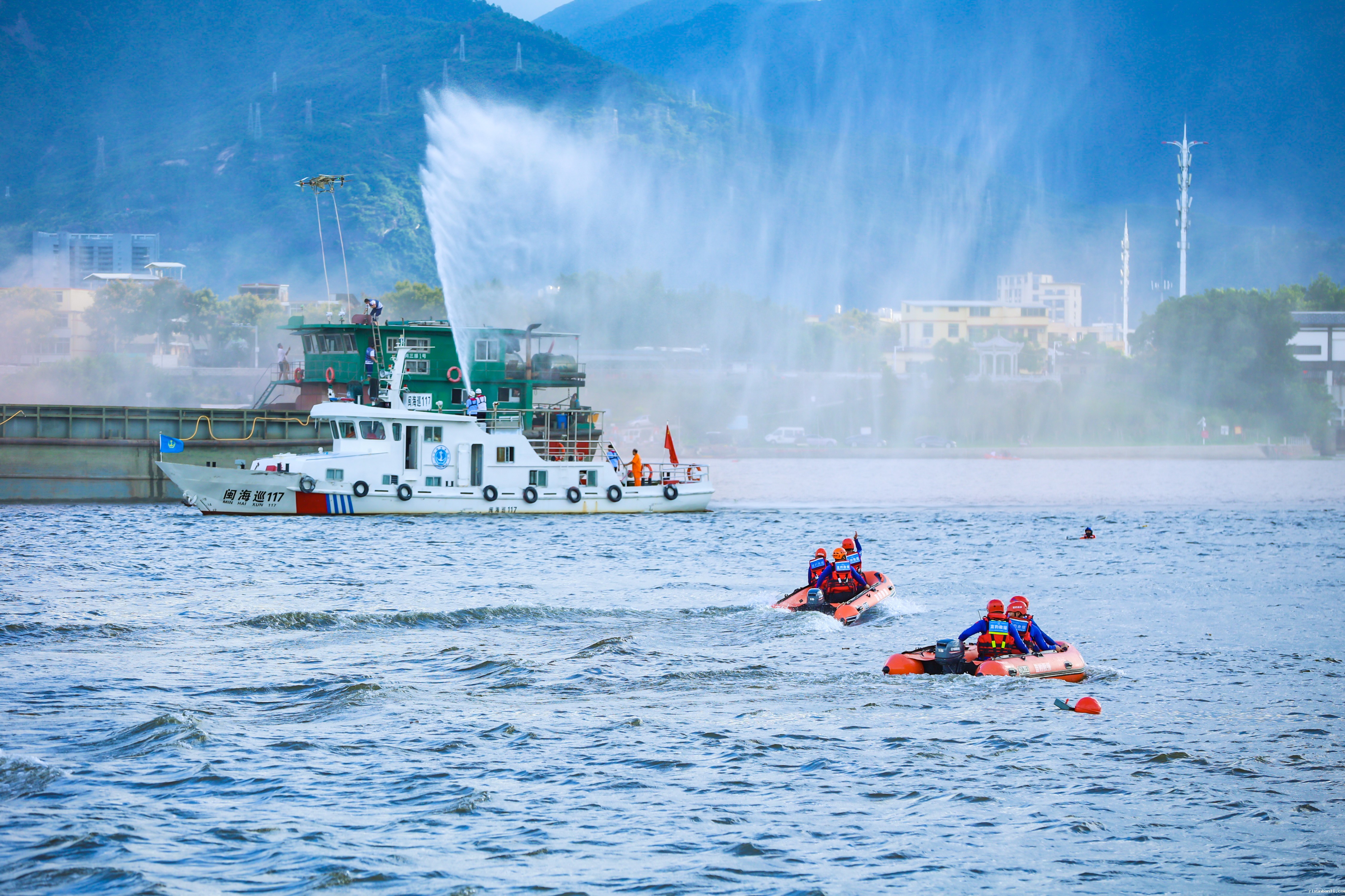 1b1 模拟货轮发生火灾救援2.jpg